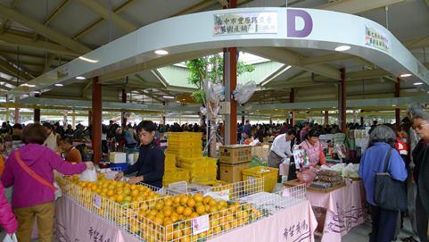 ここ数年、世界各地で人気を集めているファーマーズマーケット。これは地方の生産農家が自分たちで作った農産物を持ち寄り、消費者に直接販売するという新しいスタイルの市場です。台北では｢台北希望広場｣という名で、林森北路と北平東路の交差点近くに展示販売所が設けられています。もともとは行政院農業委員会が台湾中部大震災で被害を受けた農家を支援する目的で始めたものですが、現在は台湾各地の農家が参加しています。開催日は週末のみですが、採れたての野菜や果物のほか、通常ルートではなかなか手に入らないオーガニック茶や健康食品なども手に入ります。台湾ではここ数年、特に食の安全に対する関心が高まっています。ここでは生産者と消費者が直接顔を合わせ、会話をしながら安全で美味しい食品を購入できるとして注目されています。早朝から大勢の人たちで賑わっています(土曜日：10:00～19:00、日曜日10:00～18:00)。