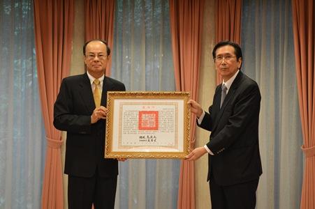 左：沈斯淳・台北駐日経済文化代表処代表
右：褒揚令を受けとる郭純さん