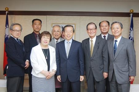 写真左３：上村直子会長、同５：謝長廷・駐日代表
