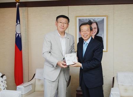 佐竹敬久・秋田県知事（写真左）、謝長廷・駐日代表
