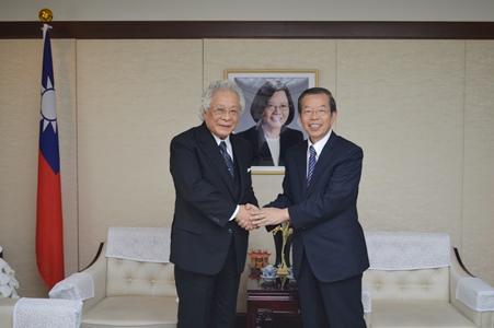 謝長廷・駐日代表（右）、倉田信靖 東京国際大学理事長・総長（左）