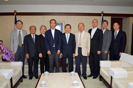 謝長廷・駐日代表（左５）、張健民・東京中華学校理事長（左４）、並びに東京中華学校の理事・監事ら