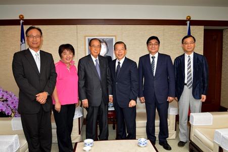 謝長廷・駐日代表（右３）、林清波・開南大学創設人（左３）、林俊彦・開南大学学長（右２）