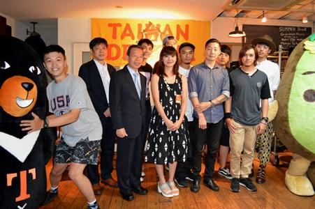 謝長廷・駐日代表（前右４）、林昶佐・立法委員（前右２）
台ワンダフルのライブに出演した３組のアーティスト
「Elephant Gym（大象體操）」、「FireEX.（滅火器）」、「HUSH」
