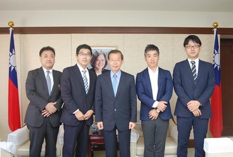 謝長廷・駐日代表（左３）、遠藤一夫・代表取締役社長（同２）

