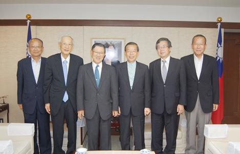 謝長廷・駐日代表（写真右３）、西川禎一・代表幹事（同４）
