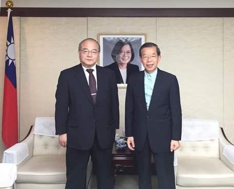 謝長廷・駐日代表（写真右）、上田誠也・代表取締役社長（左）
