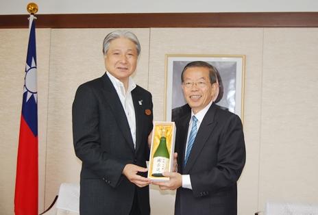 謝長廷・駐日代表（写真右）、福田富一・栃木県知事（左）