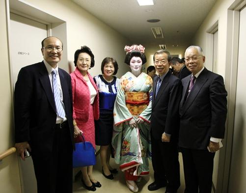 謝長廷・駐日代表（写真右２）、千藤美嘉さん（右３）、朱文清・駐日代表処台湾文化センター長（左１）
