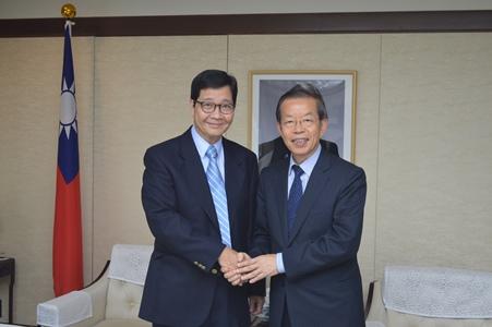 謝長廷・駐日代表（右）、アジア生産性機構（APO）のサンティ・カナクタナポーン事務局長（左）