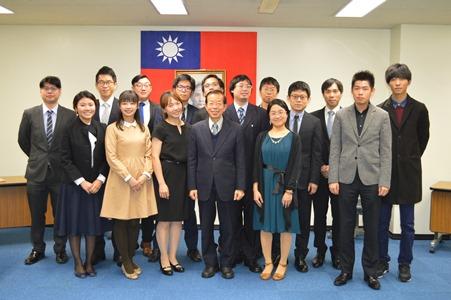 謝長廷・駐日代表（前左４）と日本関東地区で学ぶ台湾人留学生ら