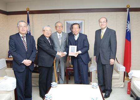 謝長廷・駐日代表（写真右２）、公益財団法人斯文会の中原伸之・顧問（左３）、石川忠久・理事長（左２）
