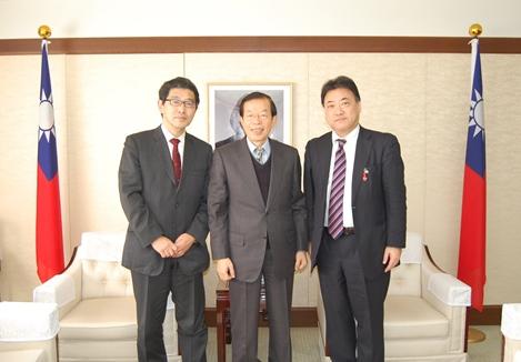 謝長廷・駐日代表（写真中央）、日本工業新聞社の遠藤一夫・社長（左）、篠原令広・取締役（右）
