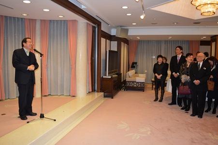 京浜地区の僑務関係者らに挨拶する謝長廷・駐日代表（左）