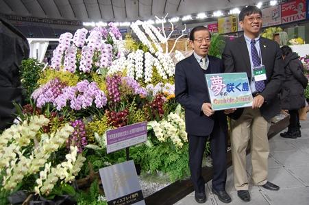 謝長廷・駐日代表（写真左）、台湾蘭花産銷発展協会の高紀清・前理事長（右）
