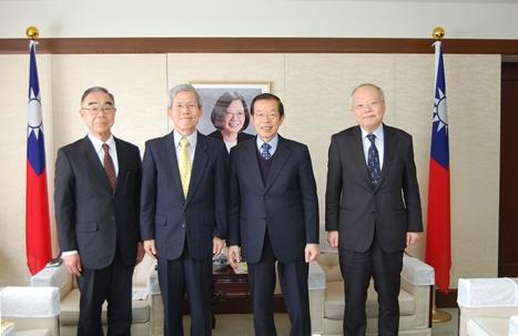 謝長廷・駐日代表（写真右２）、郭仲熙・駐日副代表（右１）、一般財団法人台湾協会の森田高光・理事長（左２）と株木博・常務理事（左１）
