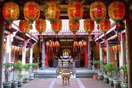 宜蘭市中心部に位置する昭應宮は1808年に創建され、国家三級古蹟にも指定されている名刹です。主神には航海の女神である媽祖が祀られています。一般的に媽祖廟は海に面して建てられていますが、ここは珍しく海に背を向けています。創建時は東向きに建てられていたそうですが、後に風水師の進言により学問や芸術の気運を盛り上げるため、西向きに改築されたと言われています。改築後、宜蘭で最初の進士となった楊士芳氏が科挙に合格したとのことで、ご利益は証明されたと話題になったと言います。ここは昔も今も信仰の中心であり、かつ人々が集う場所でもあります。廟自体はそれほど大きくはありませんが、細部まで施された精緻な彫刻と赤や黄色の提灯が美しく、カメラのシャッターを押す手が止まらなくなるはずです。付近には味自慢の店が集まっていますので、参拝のついでに食べ歩きも楽しめます。