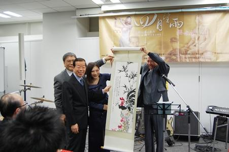 台北駐日経済文化代表処台湾文化センターで開催された「鄧雨賢特別展示会および音楽会」開幕式に出席した謝長廷・駐日代表（正面左２）。「台湾鄧雨賢音楽文化協会」の鄧泰超・理事長（左１）から記念の掛け軸が贈られた。
