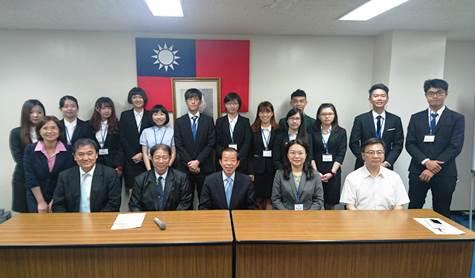 謝長廷・駐日代表（前列中央）と第39回台湾大学生訪日研習団の学生ら