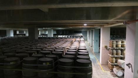 宜蘭県員山郷にあるウイスキー工場「金車噶瑪蘭威士忌酒廠」。ここは高峻な雪山山系から流れてくる湧水を用い、2008年からウイスキーの製造を開始しました。そのわずか二年後の2010年には本場スコットランドの品評会で、地元銘柄を抑えて優勝するという快挙を成し遂げました。その後も数々の賞を獲得し、世界中のウイスキー愛好家が注目するようになりました。これまでウイスキーは冷涼な土地のものというイメージがありましたが、宜蘭のように雨が多い亜熱帯性気候でも美味しいウイスキーを製造できることが証明されました。しかも、ヨーロッパやアメリカに比べると熟成スピードが早いという特色もあります。工場では原料の酵母作りから樽の焼き入れ作業まですべてを自分たちで行なっています。銘柄の種類は豊富ですが、マンゴーやチョコレートのような香りがするものもあり、こちらは女性に好評です。工場では見学だけでなく、試飲も楽しむことができ、年間約2000名もの見学者が訪れているといいます。