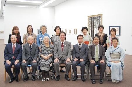 郭仲熙・駐日副代表（写真前列左２）、日本手工芸美術協会の星野茂・会長（同３）
