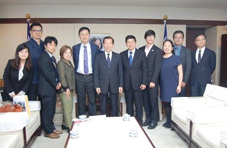 謝長廷・駐日代表（写真中央）、 郭大維・学術副学長(左５)
