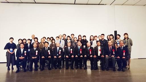 金沢21世紀美術館で開催された開幕式出席者

郭仲熙・駐日副代表（前列右４）、許耿修・国立台湾工芸研究発展センター長（前列右３）、朱文清・駐日代表処台湾文化センター長（前列左４）
