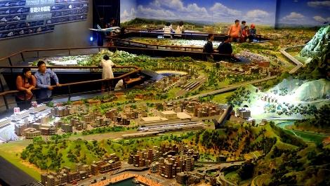 高雄市の駁二芸術特区蓬莱倉庫内にある｢哈瑪星（ハマセン）台湾鉄道館｣。ここには約二年の歳月をかけて造られたというアジア最大の鉄道模型のジオラマがあります。百坪という敷地には台湾の鉄道の歴史と発展をテーマにした10の展示エリアがあり、台湾全土の鉄道風景がで再現されています。ジオラマは高雄からスタートし、西部、北部、東部まで島をぐるっと一周できるようになっています。南北縦貫鉄道と4本の支線のほか、サトウキビ畑や塩田、炭鉱で走っていた産業鉄道も含まれています。さらに高雄メトロ美麗島駅のステンドグラスの天井や、媽祖廟の祭典の様子を再現するなど、細部まで精巧な造りとなっています。照明や音響設備にも凝っているので、臨場感たっぷりです。また、屋外にはミニ列車も運行されており、こちらも子供から大人まで人気を博しています。