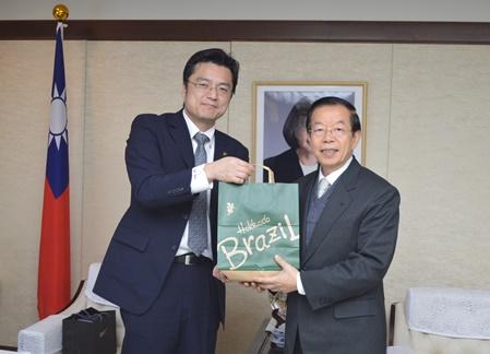 謝長廷・駐日代表（右）、加藤剛士・北海道名寄市長（左）