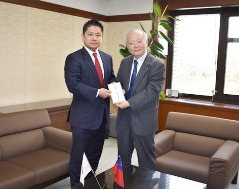 郭仲熙・駐日副代表（写真右）、自由民主党埼玉県支部連合会青年局長を務める田村琢実・埼玉県議会議員/自由民主党 青年局中央常任委員会議長（左）
