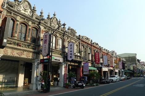 雲林県の斗六はふるくから商業都市として賑わい、交通の要衝となってきました。斗六駅から少し歩いたところには古い家並みが残っており、散策スポットになっています。ここは「太平老街」と呼ばれ、約600メートルにわたって商店建築が軒を連ねます。今も現役の商店街であり、手作り布団の店や漢方薬店などがあります。1906年に台湾中部を襲った大地震の際、ここも大半の建物が倒壊してしまったと言います。その後、再開発によってこの家並みができあがりました。現存する最も古い建物は太平路95号にある「源興商店」で、1908年に建てられたものです。この通りを散策する際にぜひ注目したいのは、赤レンガ建築の屋上に設けられた石造りの装飾部分です。これは中国語では「女兒牆」と呼ばれます。形はさまざまで、三角形や半円アーチ型、中には昔の巻物のような形も見られます。この部分に施された装飾は多様で、牡丹やフクロウなどの縁起ものや、所有者の名前を刻んだもの、さらには日本の国旗をデザインしたものまであります。一つ一つが凝った装飾なので、ゆっくりと眺めてみましょう。