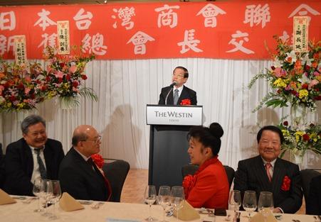 挨拶する謝長廷・駐日代表（写真中央）、「日本台湾商会聯合総会」の陳潘淼・新総会長（左２）と林裕玲・前総会長（右２）