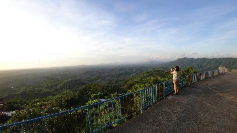 ここは高雄市の内門と台南市の左鎮の境に位置する景勝地です。海抜308メートルに位置することからこの名前が付けられました。見晴らしの良さで知られるこの場所は、最近、行楽スポットとしての人気が高まっています。山肌がむき出しとなった風景が迫ってきます。これは「悪地形」と呼ばれる地質景観で、粘土層が風雨に浸食されてできたものです。台湾は造山運動が活発なため、こういったものができやすいとされています。一見すると、月面のように見えることから「月世界」とも称せられています。また、ここからは嘉南平原や台南の家並みも遠くに眺められます。特に夕暮れ時の美しさは特筆するべきもので、西に沈んでいく夕日と、刻一刻と変化する空の色あいに圧倒されるはずです。付近にはいくつかのレストランがあり、地元の食材を用いた郷土料理が味わえます。