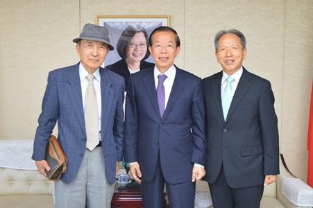 謝長廷・駐日代表（中央）、東呉大学日本校友会の黄明添会長（右１）、蔡柱國・前会長（左１）