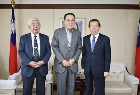 謝長廷・駐日代表(写真右)、日華親善協会全国連合会の藤井孝男・会長/元衆議院議員(中央)、井谷延夫・理事長(左)

