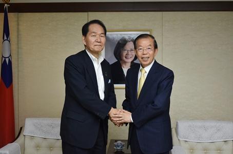 謝長廷・駐日代表（写真右）、浜田恵造・香川県知事（左）
