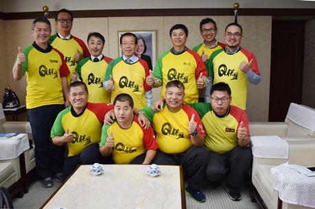 謝長廷・駐日代表（二列目中央）、劉忠亮・「社団法人 嘉義市心康復之友協会」理事長（三列目左１）を団長に、日本で開催される第1回ソーシャルフットボール交流試合のため来日した台湾のソーシャルフットボールチームの選手および役員ら一行。「NPO法人 日本ソーシャルフットボール協会（JSFA）」の佐々毅・理事長（二列目左２）
