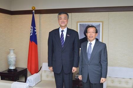 謝長廷・駐日代表（右）、水谷洋一・北海道網走市長（左）