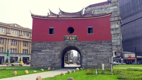 台北駅の西側に位置する北門は朱色の壁が印象的な城門です。ここは清朝時代に築かれた台北府城の五つの門の中の一つで、正式には「承恩門」を名乗ります。ここは改築された経緯はなく、往時の姿を留めている唯一の城門となっています。一時期は都市開発の荒波を受け、取り壊される危機にありましたが、文化財保護の観点から保存運動が起こり、現在は国家第一級古蹟に指定されています。また、北門の脇に高架橋が架けられたため、長らく薄暗い雰囲気に包まれていましたが、2016年に高架橋が撤去され、現在は城門を中心とした広場になっています。向かいには戦前に建てられた郵便局や鉄道局の美しい建物が残っており、観光スポットとして再び注目を集めています。記念撮影に訪れる人たちが後を絶ちません。
