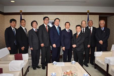謝長廷・駐日代表（写真右５）、日本台湾親善協会会長の衛藤征士郎・衆議院議員（左５）ら役員一行
