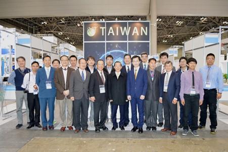 謝長廷・駐日代表（前右６）と「nano tech 2019」台湾パビリオン出展者ら