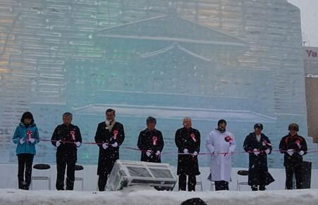 郭仲煕・駐日副代表（右４）、秋元克広・札幌市長（右３）、丸山昌宏・毎日新聞社長（左４）、周学佑・駐日代表処札幌分処処長（左３）
