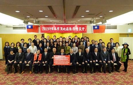 謝長廷・駐日代表（前列中央）とともに台湾の世界保健機関（WHO）年次総会への参加支持を呼びかける日本京浜地区の僑胞団体の代表者ら