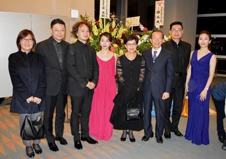 謝長廷・駐日代表夫妻（右３、４）、王淑芳・台湾文化センター長（左１）、「湾声楽団」の李哲藝・音楽監督（左２）および演奏者ら
