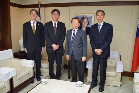 謝長廷・駐日代表（右２）、加藤英次・日本台湾交流協会高雄事務所所長（左２）
