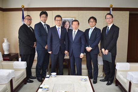 謝長廷・駐日代表（写真右３）、郡司隆文・全日本教職員連盟委員長（左３）

