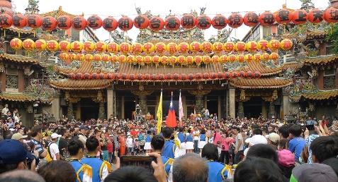 台湾を代表する宗教行事。人々に慕われ続ける媽祖の生誕祭が旧暦3月23日に、全島各地で行なわれます。媽祖は航海の女神として親しまれ、台湾では到るところに媽祖を祀る廟が見られます。もともとは中国大陸からの移民が航海の安全を祈り、そして無事を感謝して媽祖を祀ったものとされます。毎年春になると、媽祖の生誕を祝う行事が催されます。中でも台中市大甲区にある鎮瀾宮はその総本山とされる一つ。ここに祀られた媽祖像は台湾の南部、嘉義県の新港にある奉天宮まで練り歩き、そして戻ってきます。運び出されたご神像は大小様々な廟に立ち寄ります。全行程9日間、距離にすると往復300キロを超えます。参拝客の総数は30万に達し、押しも押されもしない台湾最大の宗教行事となっています。観光客にも人気が高く、これを目的に台湾を訪れる人も少なくありません。写真は大甲鎮瀾宮の様子です。