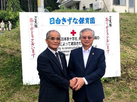 蔡明耀・駐日副代表（右）が、震災後に台湾の支援で建設された岩手県山田町の「日台きずな保育園」の山崎幸男・理事長（左）を訪問。
