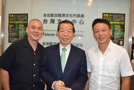 謝長廷・駐日代表（中央）、蔡明亮監督（左）、俳優の李康生さん（右）