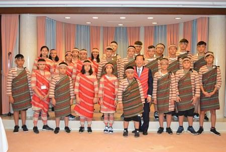 謝長廷・駐日代表（前右４）と新竹県タイヤル（泰雅）学堂合唱団のメンバー